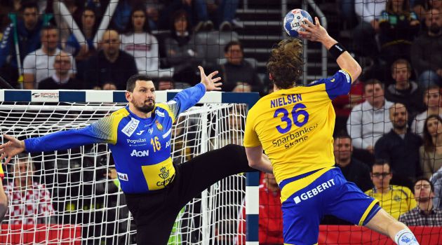 Arpad Sterbik trata de realizar una parada durante la final Arpad Sterbik trata de realizar una parada durante la final