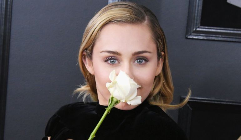 Miley Cyrus con una de las rosas blancas. Miley Cyrus con una de las rosas blancas.