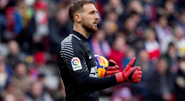 Oblak hace una señal de aprobación a sus compañeros Oblak hace una señal de aprobación a sus compañeros