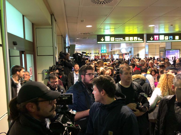 La afición esperando a los protagonistas, en el Aeropuerto de Barajas La afición esperando a los protagonistas, en el Aeropuerto de Barajas