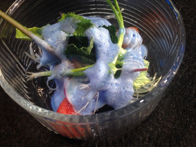 Ensalada con aliño azul. Ensalada con aliño azul.