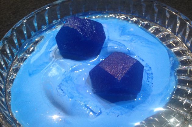 Melón azul, tallado como una piedra preciosa, y bañado en 'crema de pitufo'. Melón azul, tallado como una piedra preciosa, y bañado en 'crema de pitufo'.