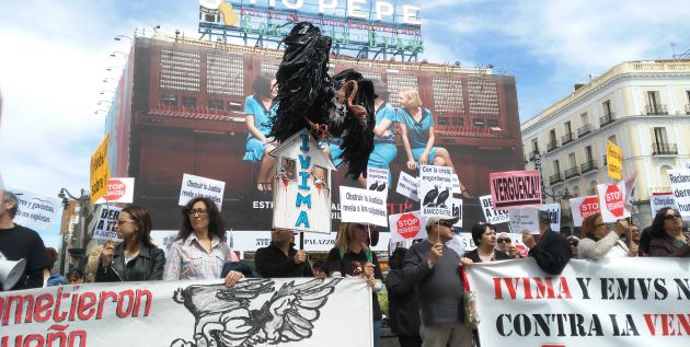 Manifestantes contra fondos buitre y desahucios en Madrid en 2016 Manifestantes contra fondos buitre y desahucios en Madrid en 2016