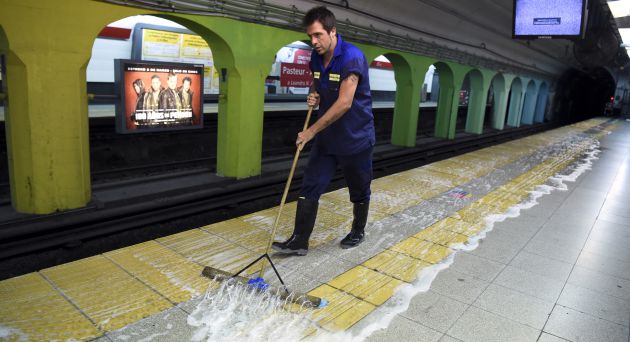 Kike Ferrari en su trabajo en el metro de Buenos Aires. Kike Ferrari en su trabajo en el metro de Buenos Aires.