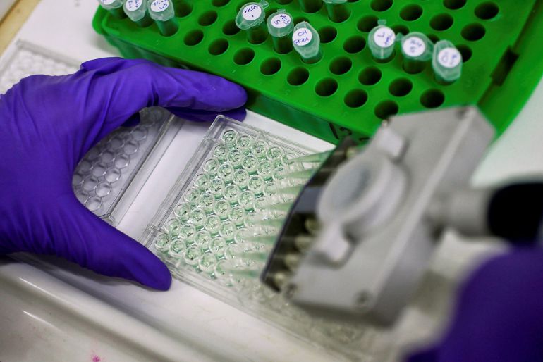 Un científico trabaja en un laboratorio de un Instituto dedicado a la investigación contra el cáncer.
Un científico trabaja en un laboratorio de un Instituto dedicado a la investigación contra el cáncer.