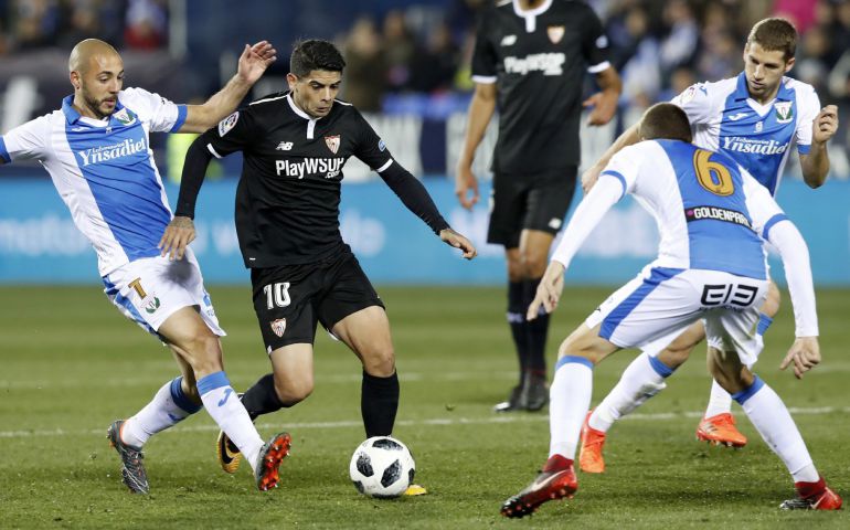 Ever Banega conduce el balón ante los jugadores del Leganés, durante el encuentro correspondiente a la ida de las semifinales de la Copa del Rey. Ever Banega conduce el balón ante los jugadores del Leganés, durante el encuentro correspondiente a la ida de las semifinales de la Copa del Rey.