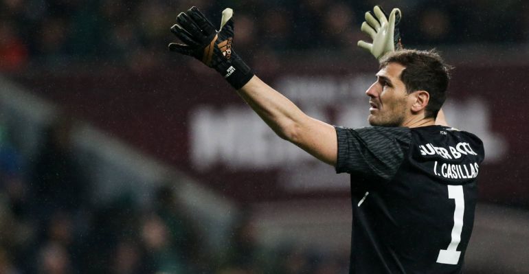 Casillas aplaude a la afición durante un partido de copa Casillas aplaude a la afición durante un partido de copa