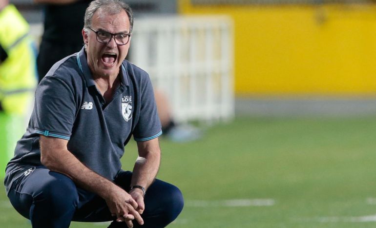 Bielsa se pone en cuclillas para ordenar a su equipo Bielsa se pone en cuclillas para ordenar a su equipo
