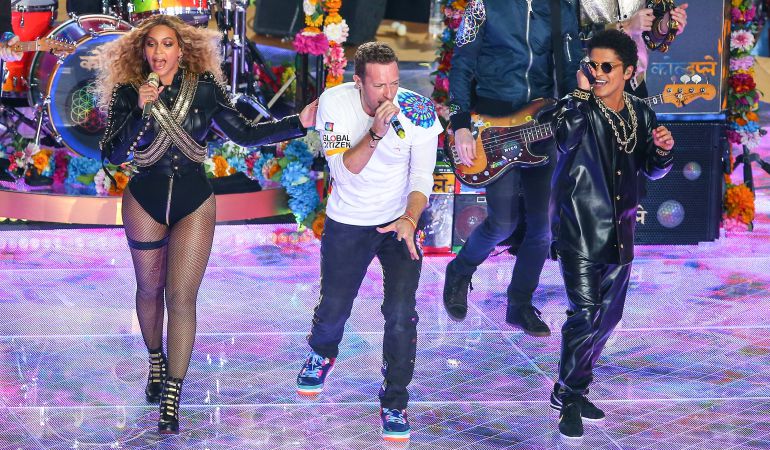 Beyoncé, Chris Martin (Coldplay) y Bruno Mars durante el 'Halftime Show' de 2016. Beyoncé, Chris Martin (Coldplay) y Bruno Mars durante el 'Halftime Show' de 2016.