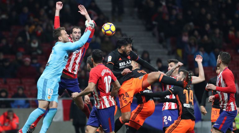 Godín, en el choque ante Neto. Godín, en el choque ante Neto.