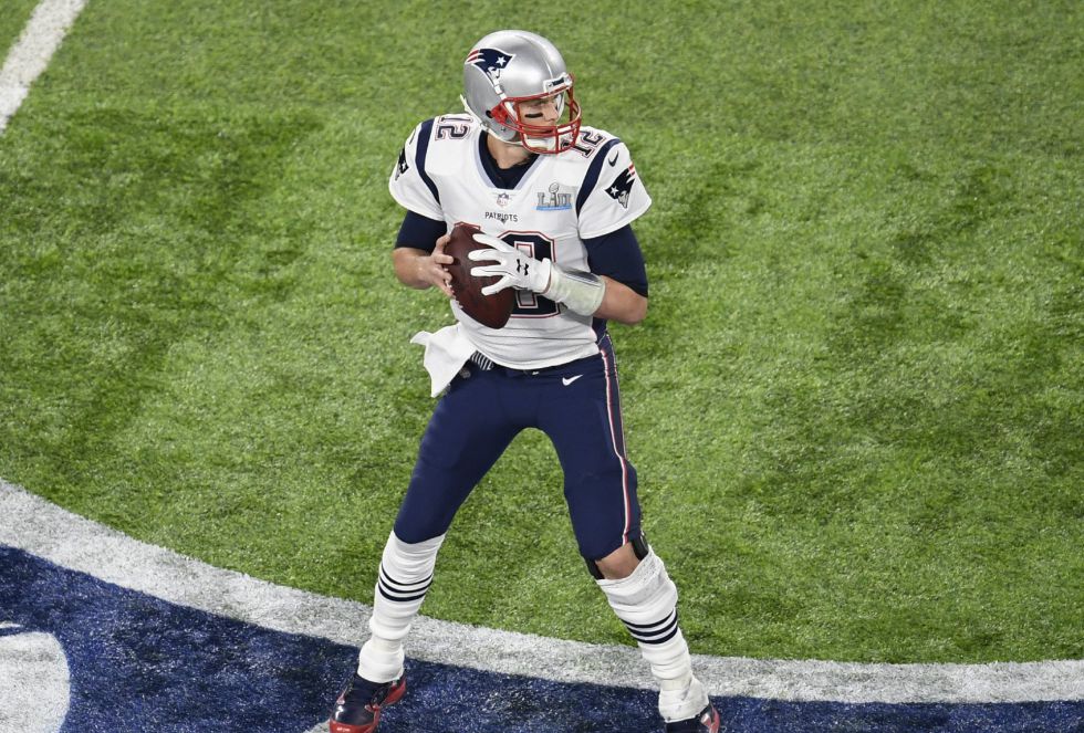 Tom Brady prepara un lanzamiento durante la Super Bowl Tom Brady prepara un lanzamiento durante la Super Bowl