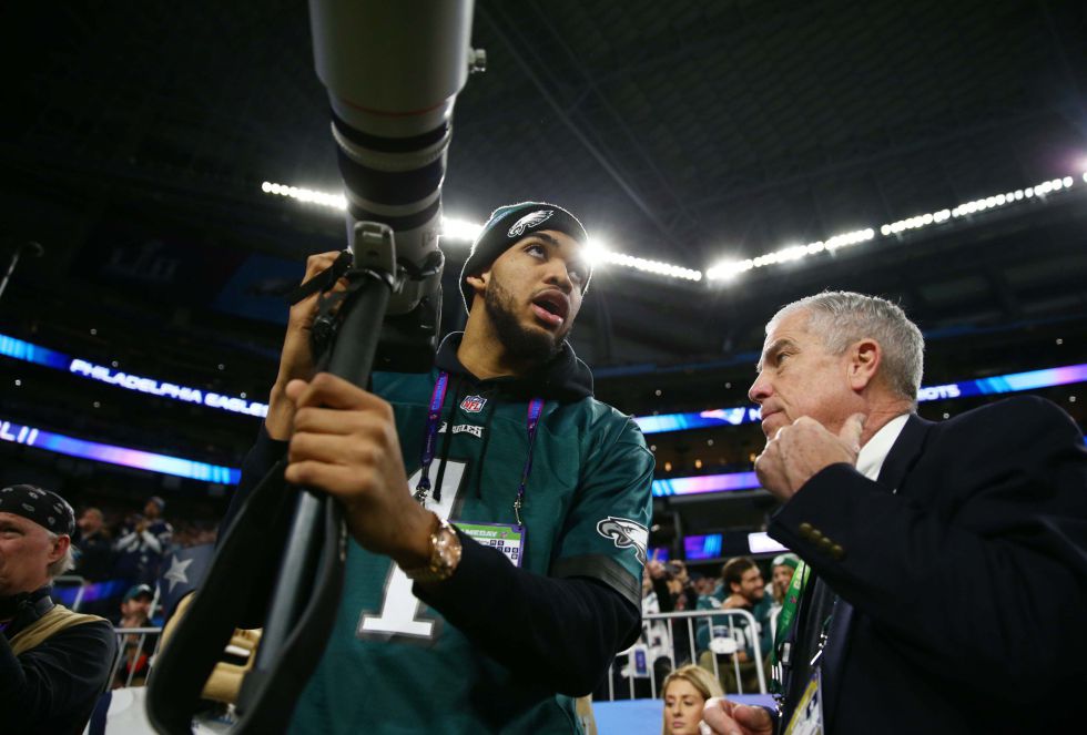 Karl-Anthony Towns, jugador de los Minnesota Timberwolves, animando a los Eagles y ayudando a los fotógrafos Karl-Anthony Towns, jugador de los Minnesota Timberwolves, animando a los Eagles y ayudando a los fotógrafos