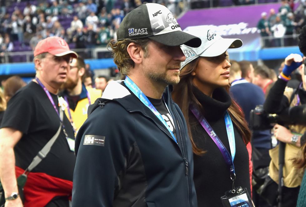 Bradley Cooper e Irina Shayk, durante la previa del partido en la cancha de los Vikings Bradley Cooper e Irina Shayk, durante la previa del partido en la cancha de los Vikings