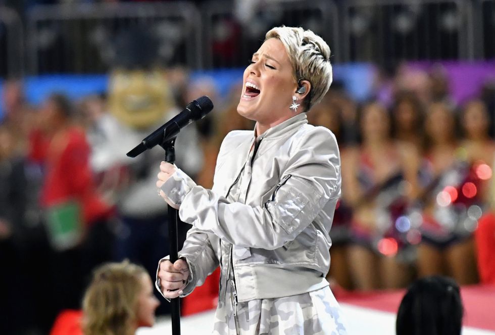 La cantante Pink, durante su interpretación del himno nacional americano La cantante Pink, durante su interpretación del himno nacional americano