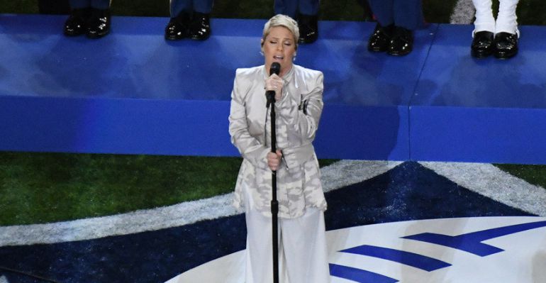 Pink, durante su interpretación del himno americano Pink, durante su interpretación del himno americano