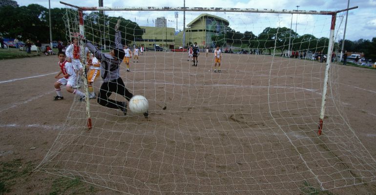 Unos niños disputan un partido de fútbol en una imagen de archivo. Unos niños disputan un partido de fútbol en una imagen de archivo.