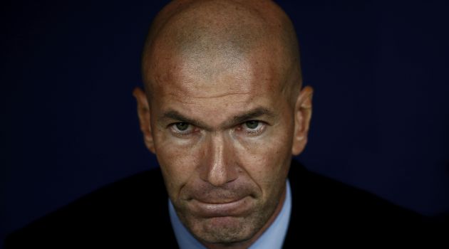 Zinedine Zidane, durante un partido de Liga en el Santiago Bernabéu Zinedine Zidane, durante un partido de Liga en el Santiago Bernabéu