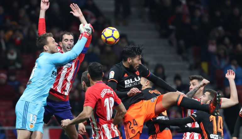 Godín y Neto, en la acción tras la que el uruguayo se tuvo que retirar del campo en el Atlético 1 - Valencia 0. Godín y Neto, en la acción tras la que el uruguayo se tuvo que retirar del campo en el Atlético 1 - Valencia 0.