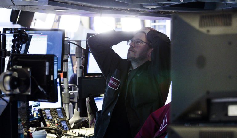 Corredores reaccionan durante el cierre de la Bolsa de Nueva York (NYSE). Corredores reaccionan durante el cierre de la Bolsa de Nueva York (NYSE).