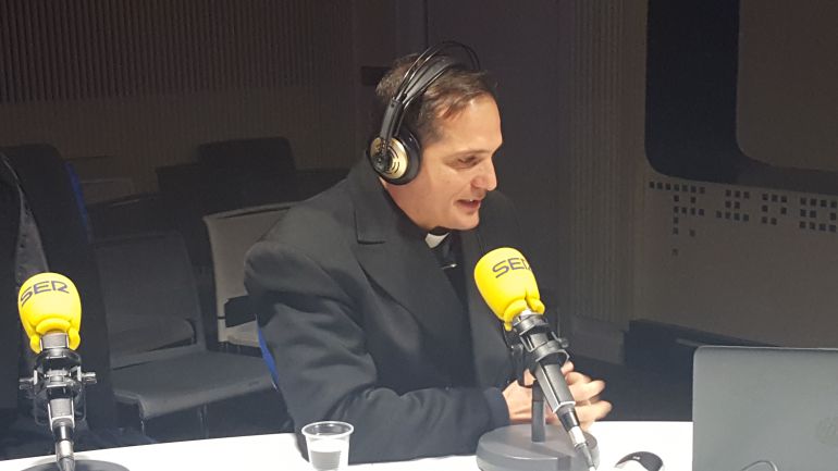 Uno de los tres sacerdotes cubanos que ha escrito una carta al regimen castrista pidiendo elecciones libres y democráticas Uno de los tres sacerdotes cubanos que ha escrito una carta al regimen castrista pidiendo elecciones libres y democráticas