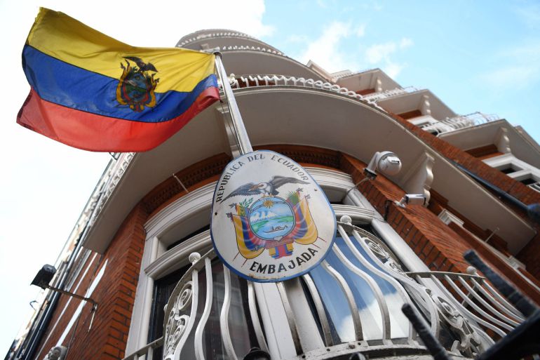 La bandera ecuatoriana hondea en el edificio de la embajada de Ecuador en Londres (Reino Unido), donde reside el fundador de WikiLeaks, Julian Assange La bandera ecuatoriana hondea en el edificio de la embajada de Ecuador en Londres (Reino Unido), donde reside el fundador de WikiLeaks, Julian Assange