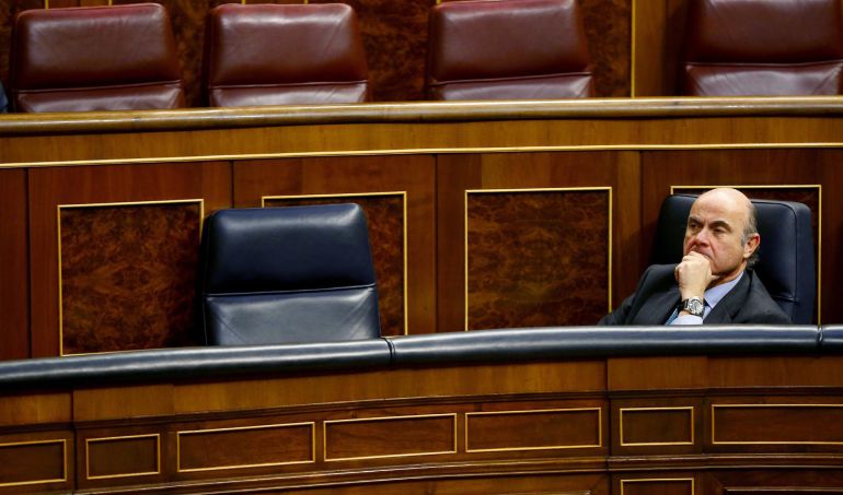 El Ministro de Economía, Industria y Competitividad, Luis de Guindos, durante un pleno del Congreso. El Ministro de Economía, Industria y Competitividad, Luis de Guindos, durante un pleno del Congreso.