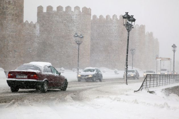 Varios vehículos circulan por una carretera próxima a la muralla de Ávila. Varios vehículos circulan por una carretera próxima a la muralla de Ávila.