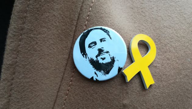 Chapa con la cara de Junqueras en el abrigo de Gabriel Rufián Chapa con la cara de Junqueras en el abrigo de Gabriel Rufián