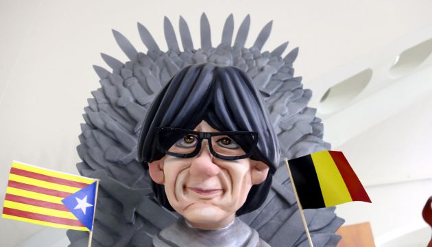 Puigdemont representat al tron de 'Jocs de trons' en l'exposició del Ninot de les Falles. Puigdemont representat al tron de 'Jocs de trons' en l'exposició del Ninot de les Falles.