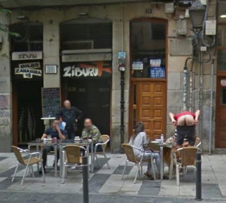 Google Street View culo: La foto que Google no aguantó más tiempo sin pixelar Google Street View culo: La foto que Google no aguantó más tiempo sin pixelar
