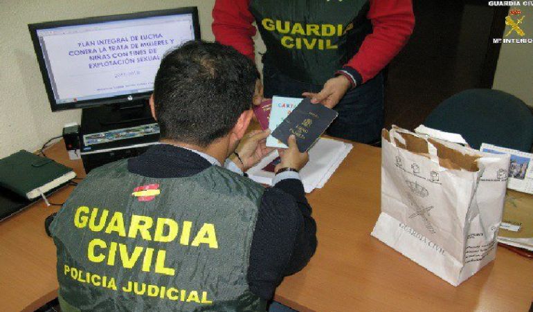 La Guardia Civil ha desarticulado en la operación 'HETERAS' a una organización dedicada al tráfico de seres humanos. Esta organización venía operando desde hacía varios años con fines de explotación sexual y laboral. La Guardia Civil ha desarticulado en la operación 'HETERAS' a una organización dedicada al tráfico de seres humanos. Esta organización venía operando desde hacía varios años con fines de explotación sexual y laboral.