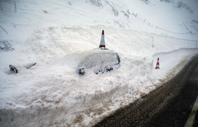 Vehículo cubierto de nieve en el pueblo de Pajares (N-630). Vehículo cubierto de nieve en el pueblo de Pajares (N-630).