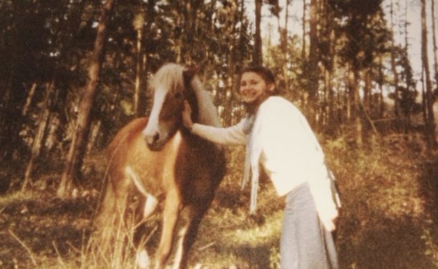 Clara junto a un caballo en los bosques gallegos Clara junto a un caballo en los bosques gallegos