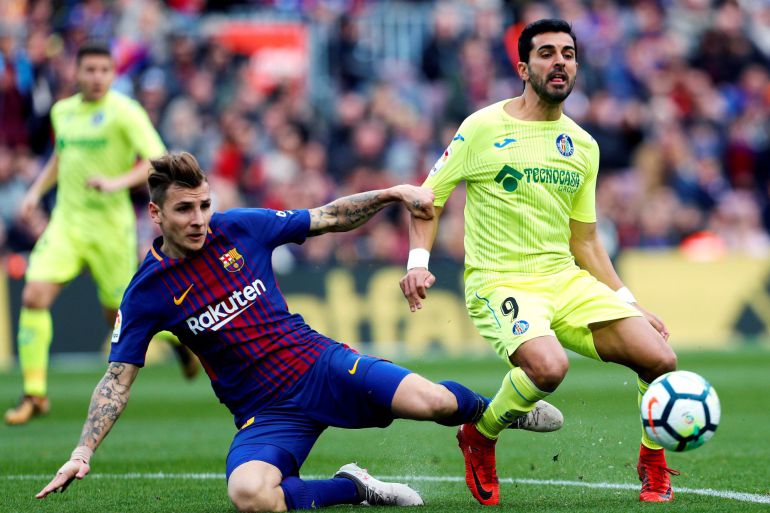 Digne y Ángel Rodríguez, en e partido correspondiente a la jornada vigésimo tercera en el Nou Camp Digne y Ángel Rodríguez, en e partido correspondiente a la jornada vigésimo tercera en el Nou Camp