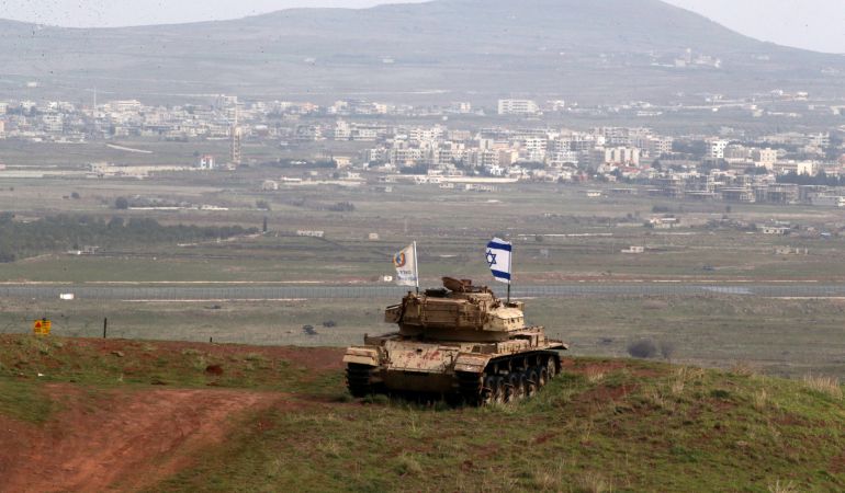 Un viejo vehículo militar en el lado israelí de la frontera con Siria, cerca de la aldea drusa de Majdal Shams en los ocupados Altos del Golán de Israel. Un viejo vehículo militar en el lado israelí de la frontera con Siria, cerca de la aldea drusa de Majdal Shams en los ocupados Altos del Golán de Israel.