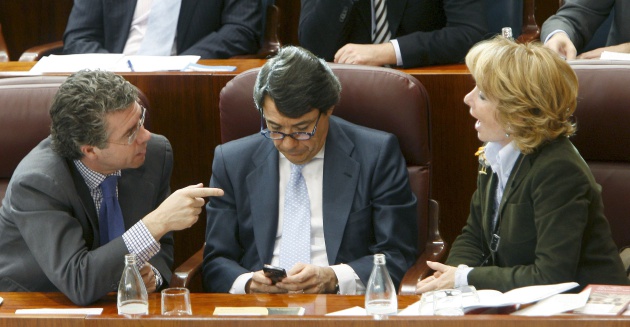 Fotografía del 18 de marzo de 2009. De izquierda a derecha, el entonces consejero de Presidencia, Justicia e Interior, Francisco Granados; el entonces vicepresidente de la Comunidad, Ignacio González y la que fuera presidenta madrileña, Esperanza Aguirre, en un pleno de la Asamblea de Madrid. Fotografía del 18 de marzo de 2009. De izquierda a derecha, el entonces consejero de Presidencia, Justicia e Interior, Francisco Granados; el entonces vicepresidente de la Comunidad, Ignacio González y la que fuera presidenta madrileña, Esperanza Aguirre, en un pleno de la Asamblea de Madrid.