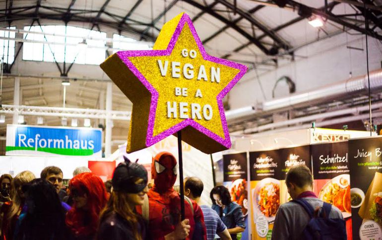 "Hazte vegano, sé un héroe". "Hazte vegano, sé un héroe".