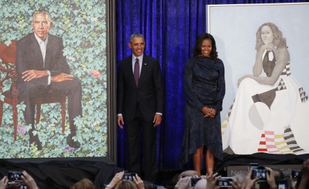 Michelle y Barack Obama posan junto a sus retratos Michelle y Barack Obama posan junto a sus retratos