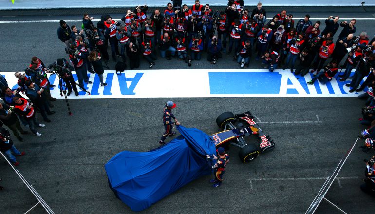 Carlos Sainz y Max Verstappen descubren el Red Bull con el que compitieron el año pasado. Carlos Sainz y Max Verstappen descubren el Red Bull con el que compitieron el año pasado.