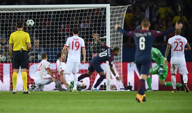 Neymar marca ante el Bayern en la fase de grupos de la Champions League. Neymar marca ante el Bayern en la fase de grupos de la Champions League.