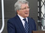 GRAF757. MADRID, 13/02/2018.- El presidente del Atlético de Madrid, Enrique Cerezo (i), pronuncia unas palabras en la entrega de los nuevos coches oficiales del Atlético de Madrid de la mano de Alfa Romeo. EFE/Javier Liaño