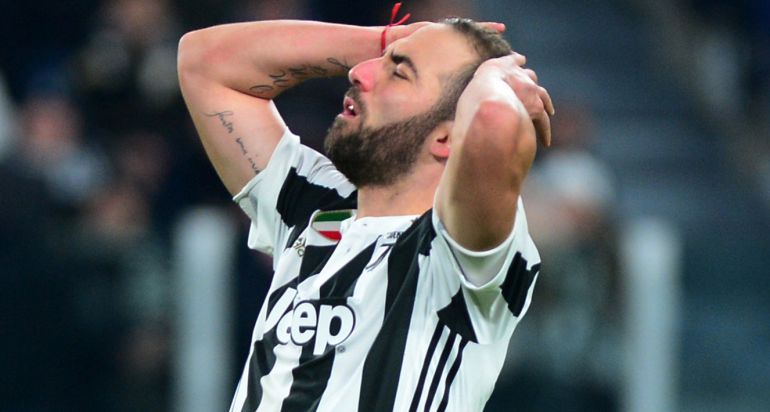Higuaín se lamenta tras marrar un penalti ante el Tottenham Higuaín se lamenta tras marrar un penalti ante el Tottenham