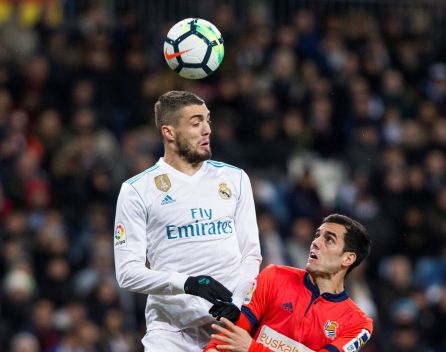 Kovacic cabecea un balón ante la presencia de Juanmi Kovacic cabecea un balón ante la presencia de Juanmi