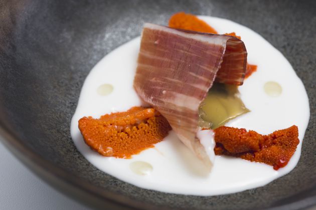 Jamón ibérico y erizos: la tapa de Paco Pérez. Jamón ibérico y erizos: la tapa de Paco Pérez.