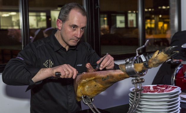 En cualquier evento de esta empresa de ibéricos de Guijuelo no puede faltar un cortador de jamón. En cualquier evento de esta empresa de ibéricos de Guijuelo no puede faltar un cortador de jamón.