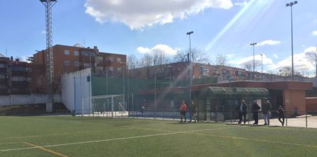 Alejandro Mateos salta al terreno de juego, acompañado por el delegado de campo Alejandro Mateos salta al terreno de juego, acompañado por el delegado de campo