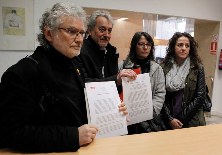 El secretario de organización de UGT, Rafael Espartero García (d), y Fernando Lezcano (i), secretario de organización de CC.OO, han registrado hoy la convocatoria de huelga general de dos horas por turno para el 8 de marzo El secretario de organización de UGT, Rafael Espartero García (d), y Fernando Lezcano (i), secretario de organización de CC.OO, han registrado hoy la convocatoria de huelga general de dos horas por turno para el 8 de marzo