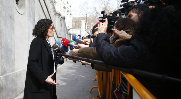 La secretària general d'ERC, Marta Rovira, atenent els mitjans en la seva sortida del Tribunal Suprem aquest 19 de febrer del 2018. Pla curt. (Horitzontal) La secretària general d'ERC, Marta Rovira, atenent els mitjans en la seva sortida del Tribunal Suprem aquest 19 de febrer del 2018. Pla curt. (Horitzontal)