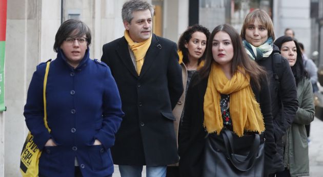 Mireia Boya (i), exdiputada de la CUP, a su llegada esta mañana al Tribunal Supremo Mireia Boya (i), exdiputada de la CUP, a su llegada esta mañana al Tribunal Supremo
