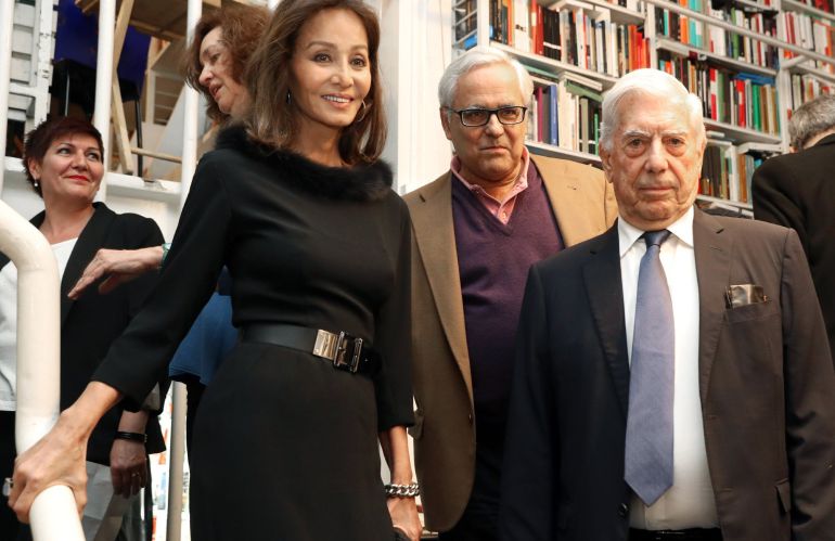 El escritor peruano Mario Vargas Llosa (d) y su pareja Isabel Preysler posan con el autor del libro, Juan Cruz, durante la presentación de "Encuentros con Mario Vargas Llosa", esta tarde en la libreria Rafael Alberti, en Madrid El escritor peruano Mario Vargas Llosa (d) y su pareja Isabel Preysler posan con el autor del libro, Juan Cruz, durante la presentación de "Encuentros con Mario Vargas Llosa", esta tarde en la libreria Rafael Alberti, en Madrid